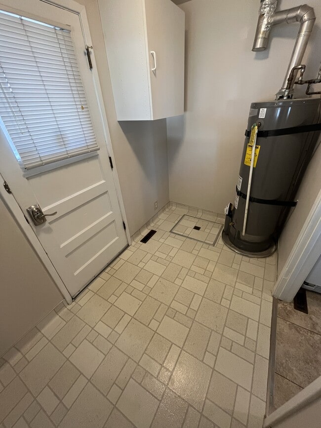 Building Photo - 1165 S Main St