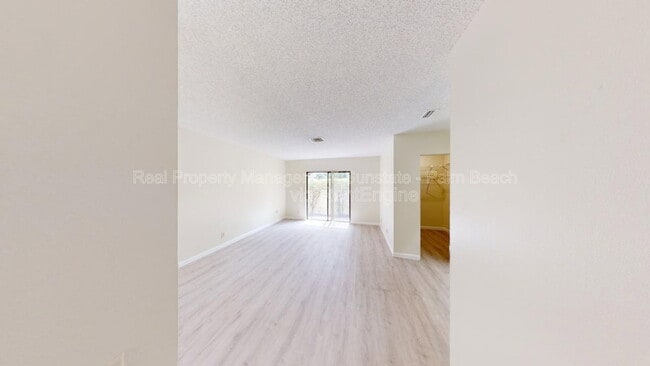 Building Photo - 3149 Kingswood Terrace