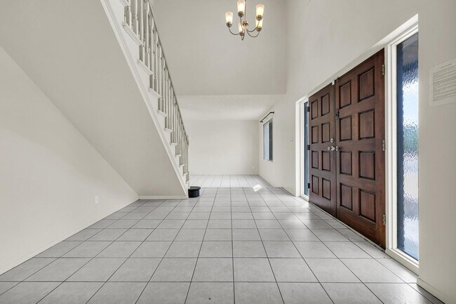 Building Photo - 6 Bedroom! 4 1/2 BATHS!  ASU! Diving Pool! Less than 1 mile to campus