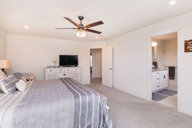 Building Photo - 6787 Oakcrest Dr