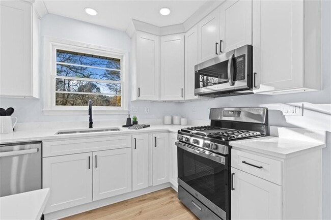 Building Photo - 2241 Glendale Dr