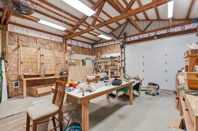 Building Photo - 21913 N Meadowview Dr