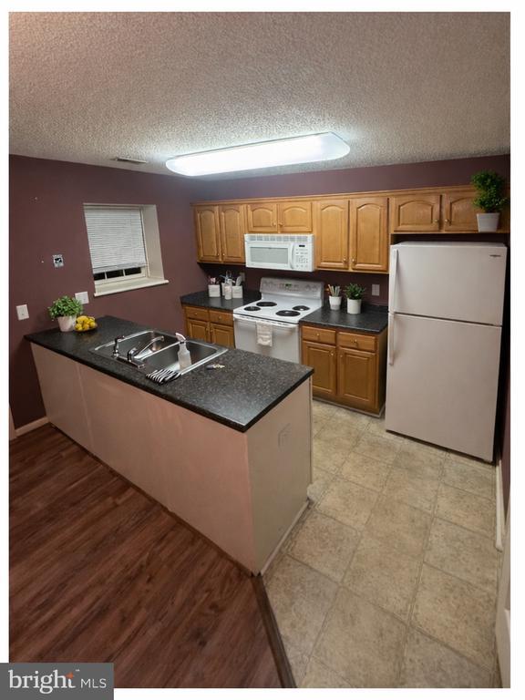 Building Photo - 1030 Betsy Ross Ct