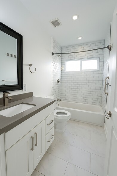 Building Photo - 1309 S Hudson Ave