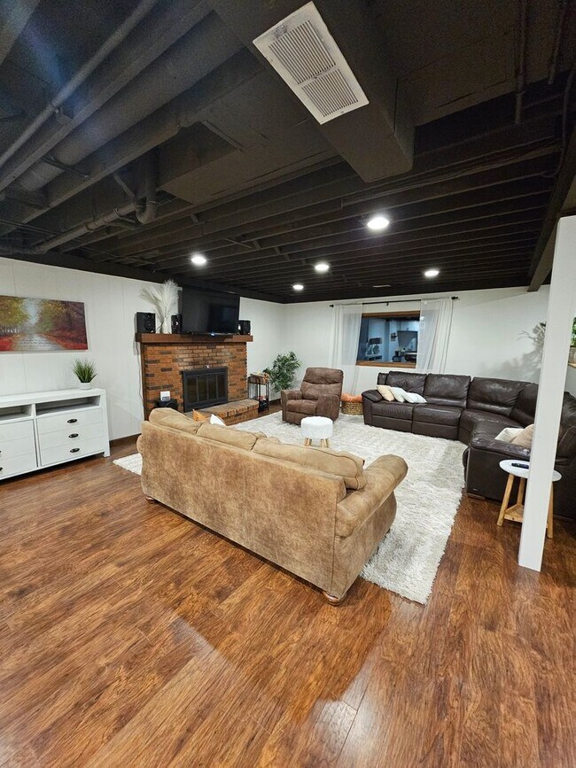 Building Photo - Remarkable 5 Bedroom Home For Rent in Mentor