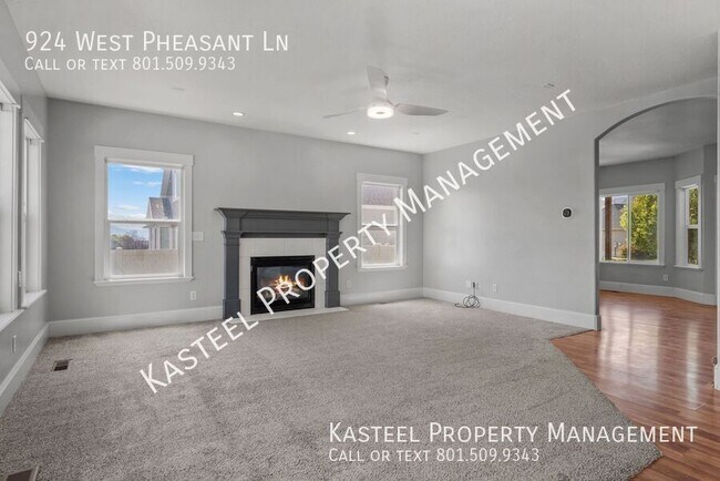 Building Photo - 924 W Pheasant Ln