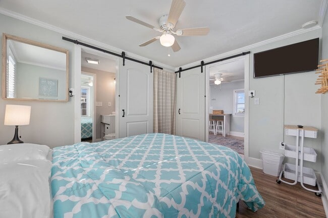 Building Photo - SNOWBIRD RENTAL- Pura Vida Cottage 4 Block...