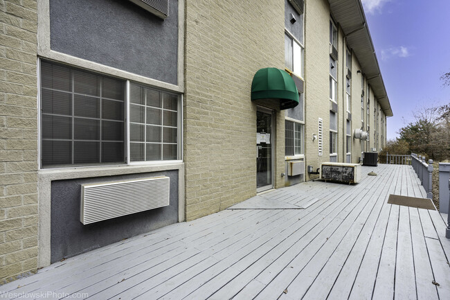 Building Photo - 3305 Sunset Ave