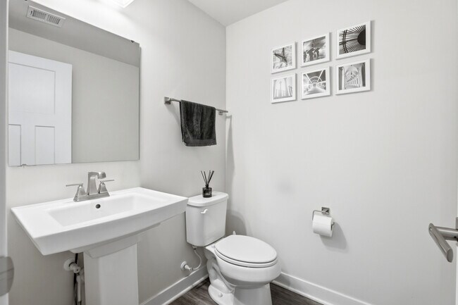Building Photo - 4915 Crest View Dr