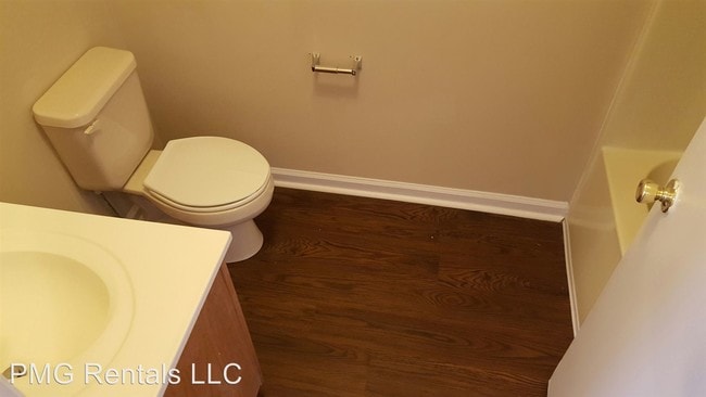 Building Photo - 1 br, 1 bath Room For Rent - 220 Lanier Dr