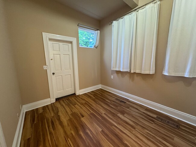 Building Photo - Elegant and Remodeled 3BR Victorian Flat n...