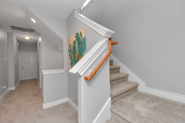 Building Photo - 9038 Lakes Dr