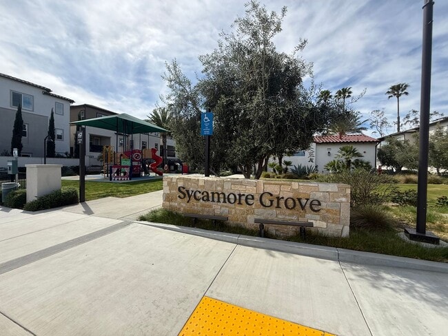 Building Photo - 3 bedroom + loft, 2 1/2 bath townhome in amazing Simi Valley location