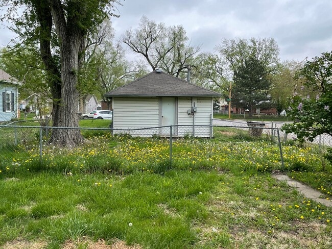 Building Photo - Updated 1-Bedroom with Private Fenced Yard...