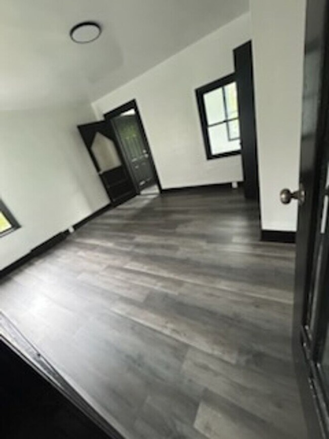 Building Photo - Newly Update 3 bedroom 1 bath house for re...