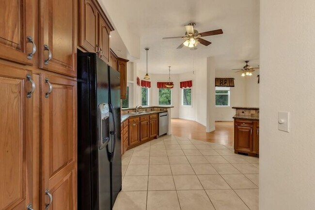 Building Photo - Beautiful & Spacious 4Bd 3.5Bath Home w/An...