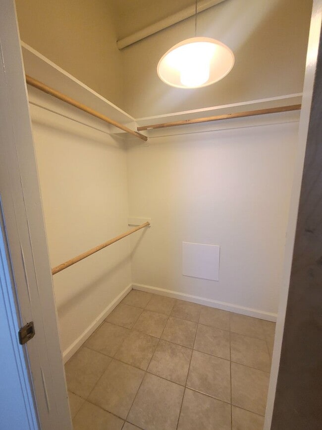 Building Photo - Perfect 1 bedroom 1 bath 6th & Hays Downto...