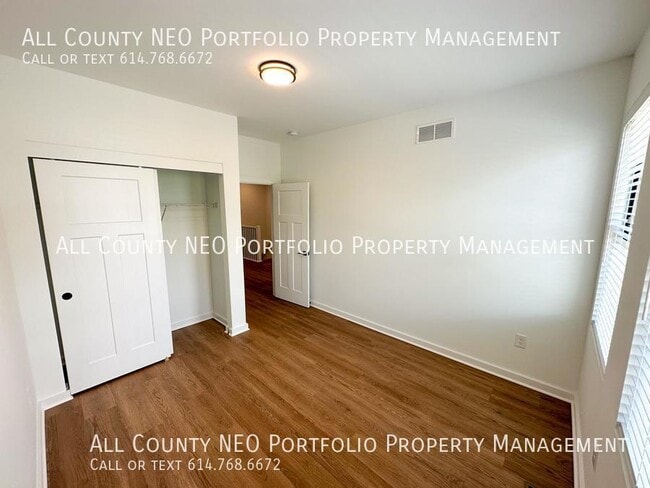 Building Photo - 1053 Oak St