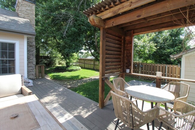 Building Photo - 1401 NE Dysart Woods Ln