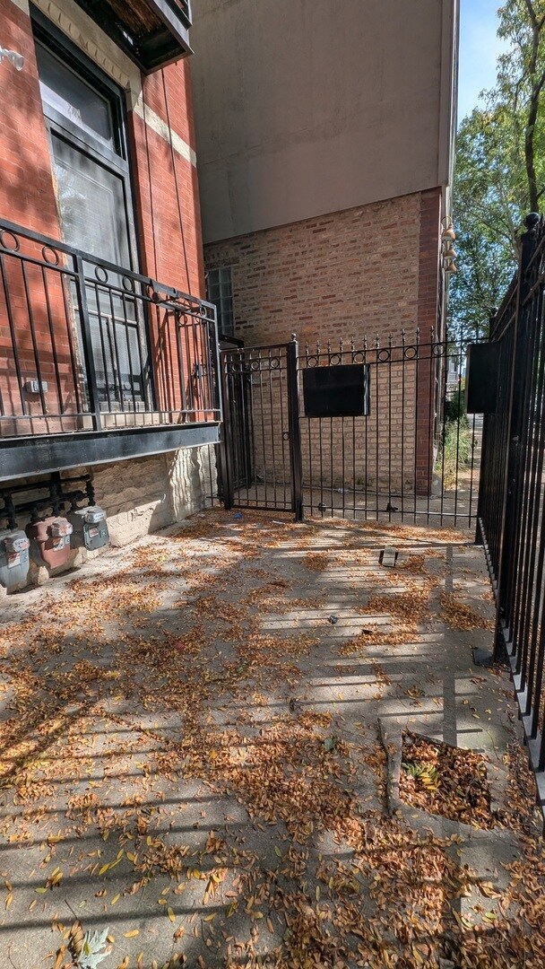 Building Photo - 1222 W Hubbard St