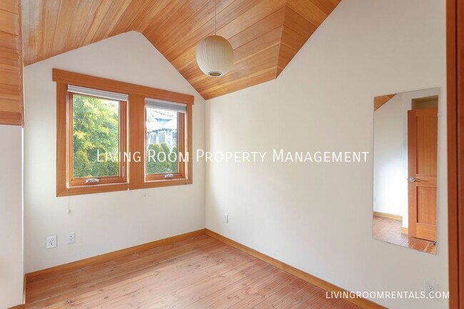 Building Photo - 1501 SE Holly St