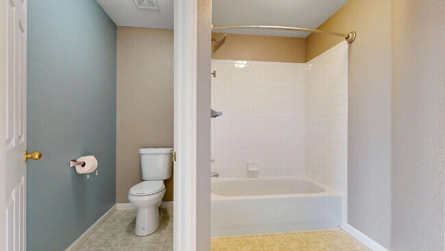 Building Photo - Spacious 3-Bed,2.5-Bath Home with Fenced Yard