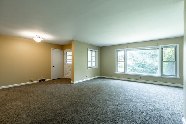 Building Photo - Come home to the serenity of Mequon-Thiensville