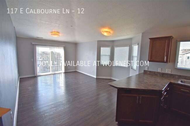 Building Photo - Stunning 3 Bed Sandy Condo! No Deposit Opt...