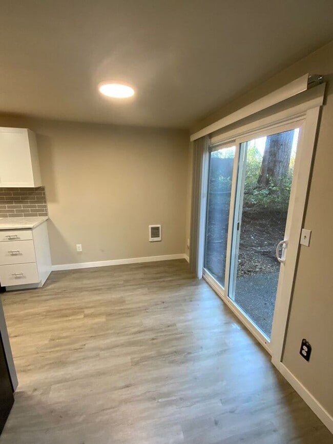 Building Photo - Olympia 3bdr 1.5 bath TOWNHOME 1 car garage 1 PET WELCOME