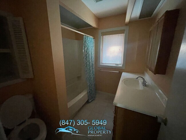 Building Photo - 3 Bedroom Home For Rent