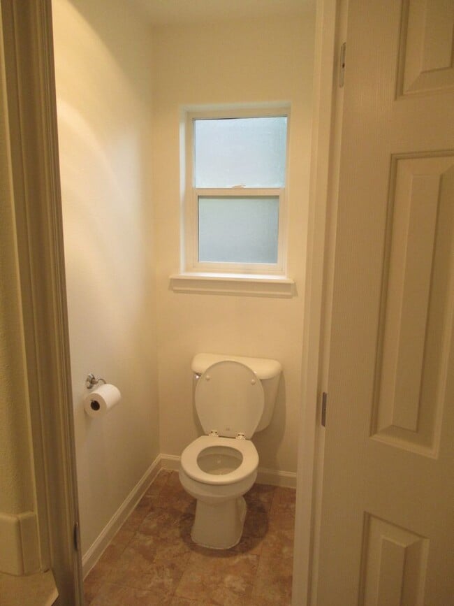 Building Photo - Large Four Bedroom in South Salem