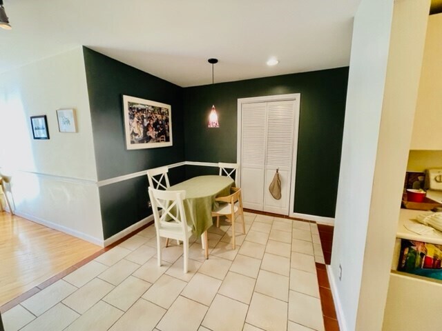 Building Photo - 19 Wiget St