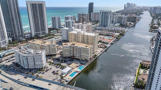 Building Photo - 1817 S Ocean Dr
