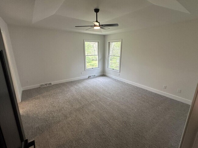 Building Photo - 5 Bed 4 Bath Home fenced yard