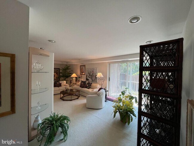 Building Photo - 1637 Oakwood Dr