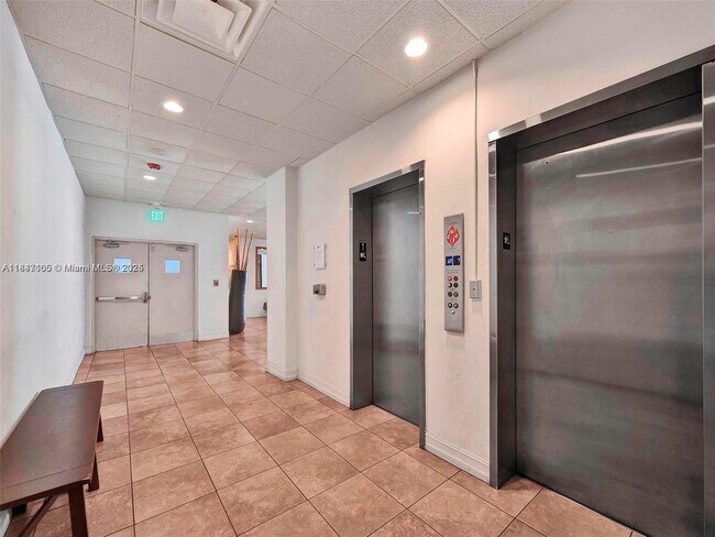 Building Photo - 6900 Bay Dr