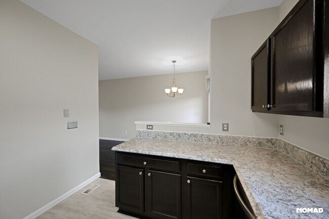 Building Photo - Spacious Townhome in Aurora