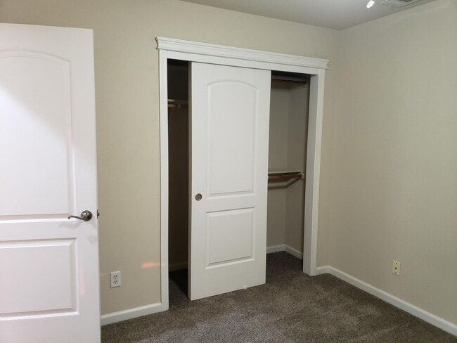 Building Photo - Shasta View Gardens - 3bd/2.5 ba + Office!