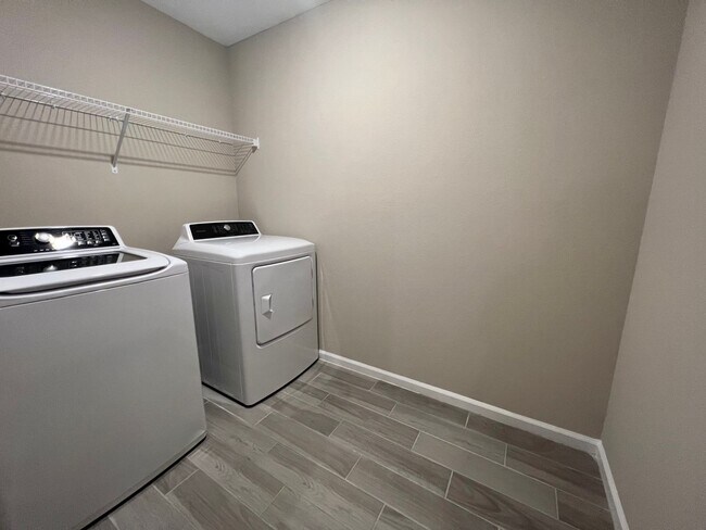 Building Photo - 2 Bedroom 2.5 bath Townhome in Beachwalk!