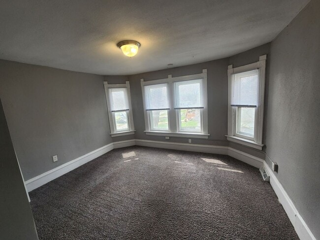 Building Photo - Large 4 bedroom house