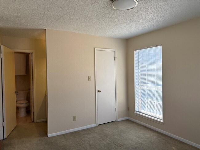 Building Photo - 2121 Hepburn St