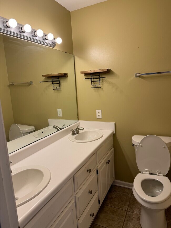 Master bathroom - 3550 Woodland Dr