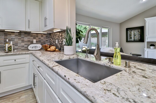 Building Photo - GORGEOUS REMODELED HOME WALKING DISTANCE T...