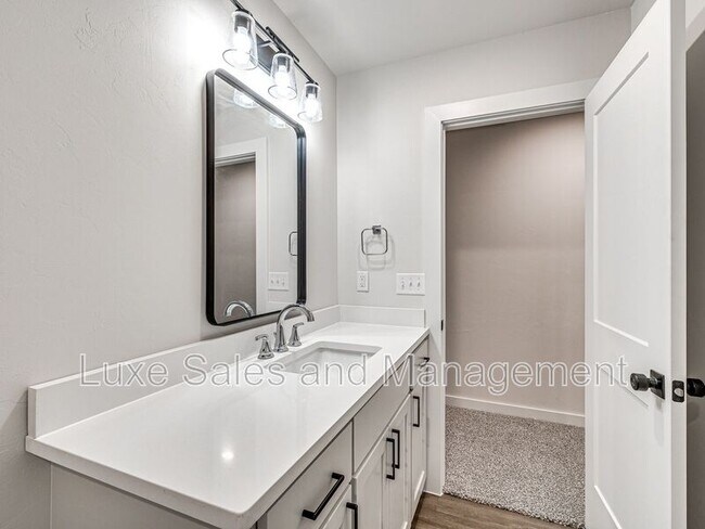 Building Photo - 618 W 2nd St