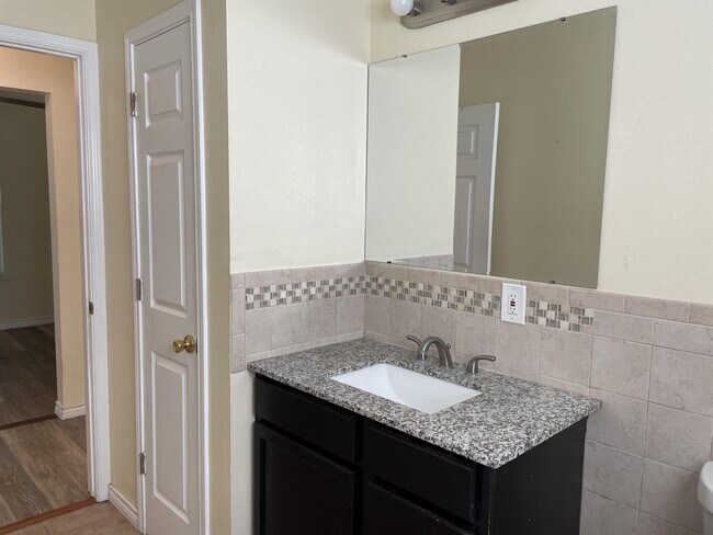 Building Photo - 4606 Nesbitt Dr