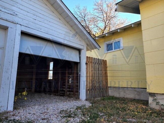 Building Photo - 705 E 6th St