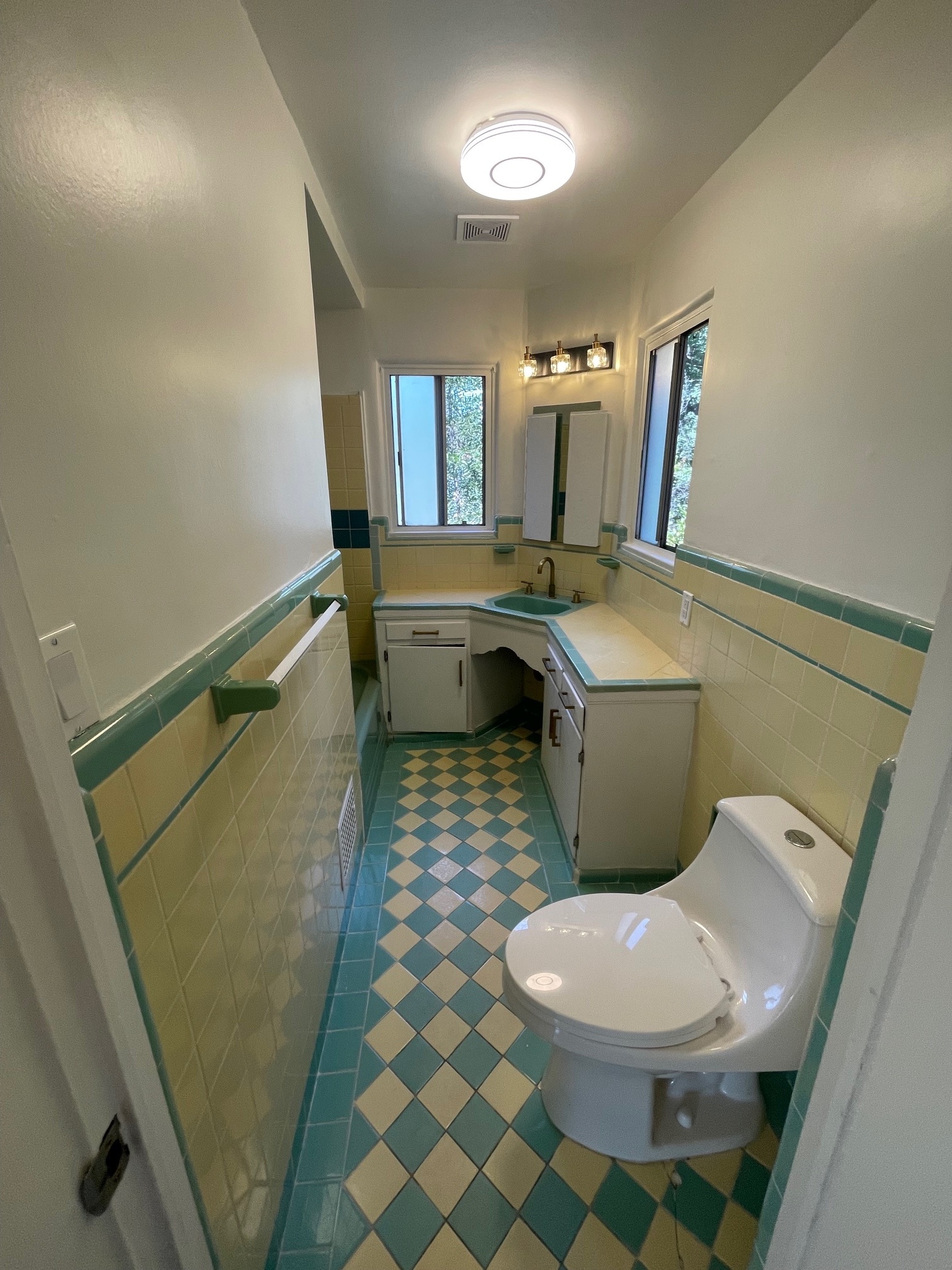 Building Photo - 3043 Hollycrest Dr