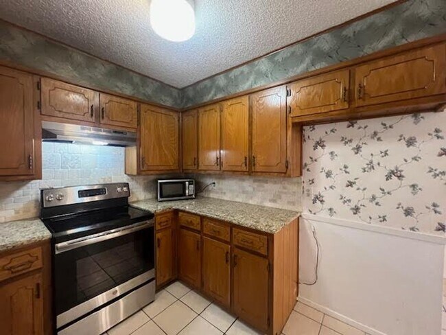 Building Photo - Spacious 3/2 in Midway ISD