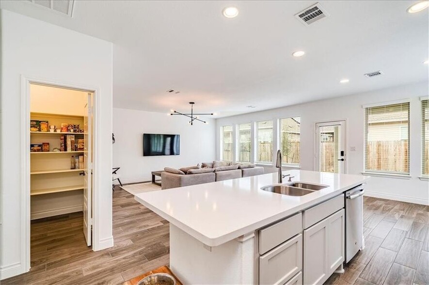 Building Photo - 101 Locklin Dr