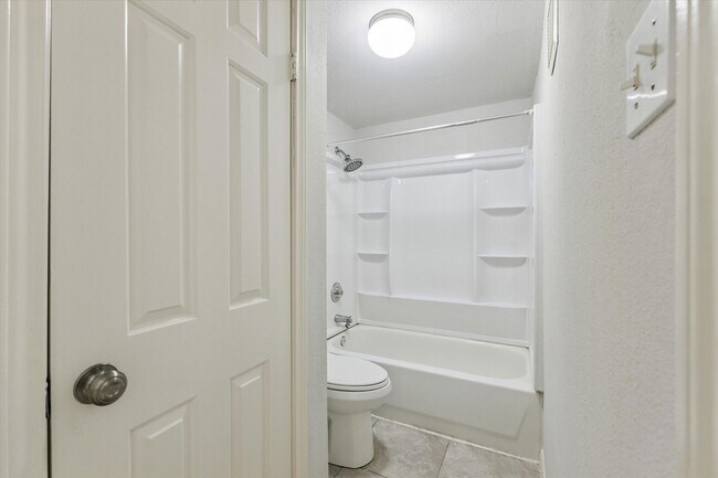 Building Photo - 2255 Braeswood Park Dr